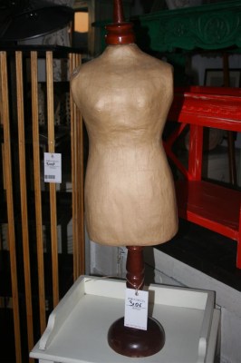 Piccolo busto sartoriale espositivo in cartapesta.